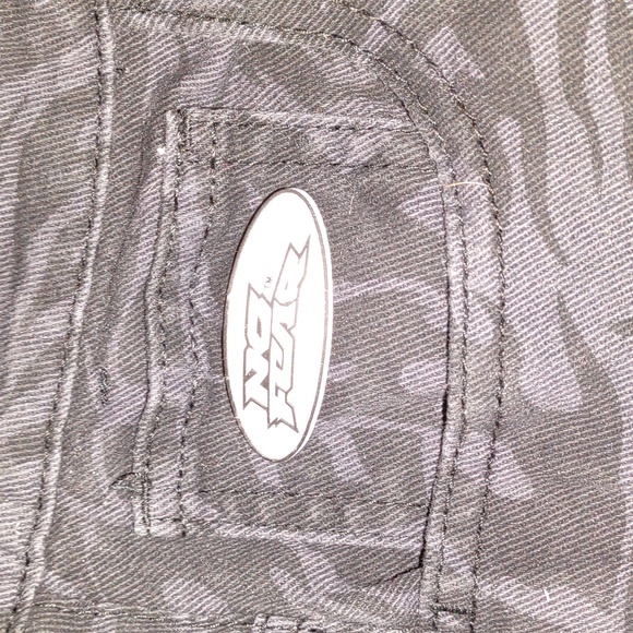 Absolutely ๐NO FEAR X H&M Collab Baggy Streetwear Jean in Black/Gray - Picture 14 of 17